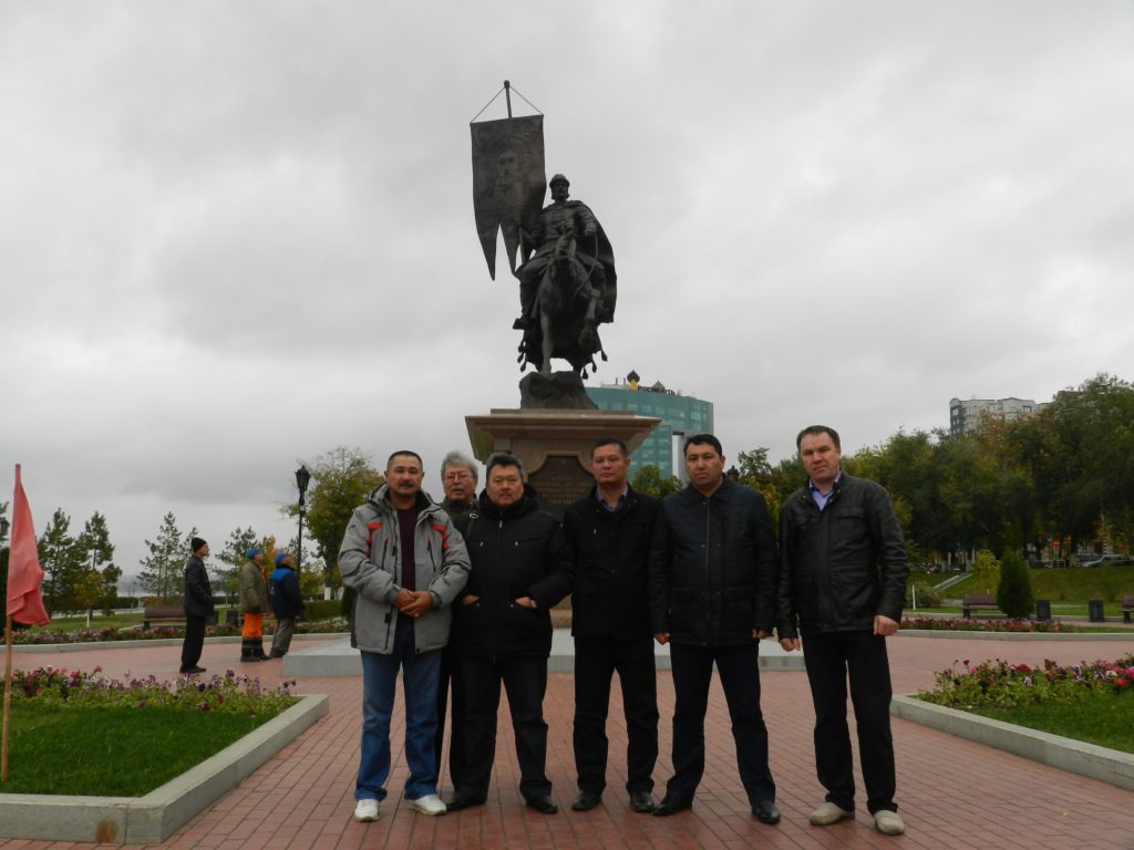 специалисты супервайзеры у памятника