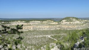 Выработанный карьер карбонатной породы