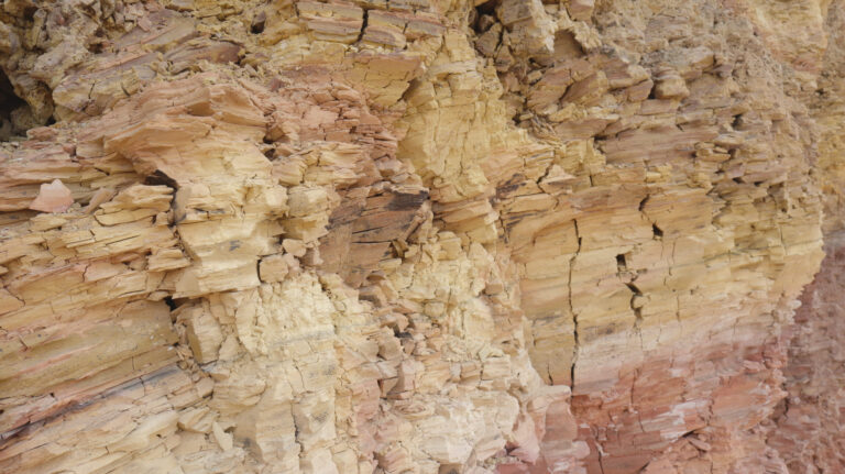 Трещиноватые горелые сланцы