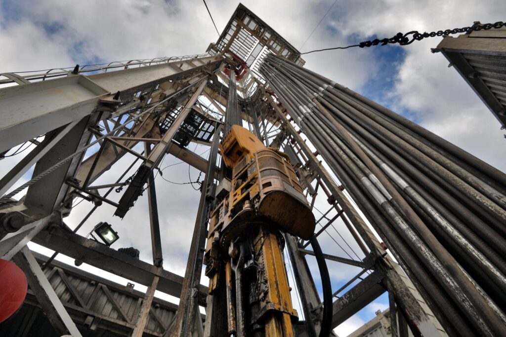 Работа станка по бурению скважин